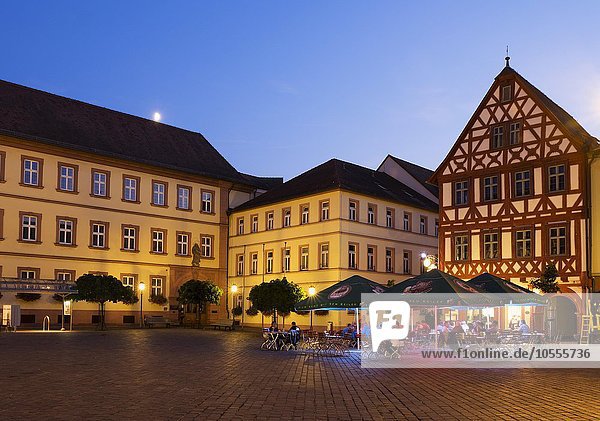 Marktplatz bei Dämmerung  Karlstadt  Unterfranken  Franken  Bayern  Deutschland  Europa