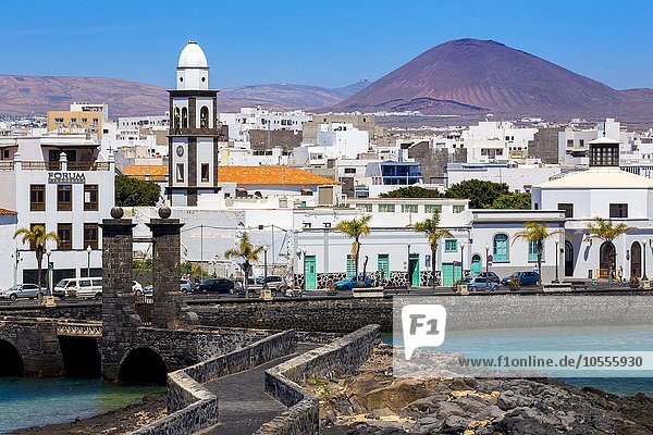Altstadt von Arrecife  hinten Vulkankegel  Lanzarote  Kanaren  Spanien  Europa