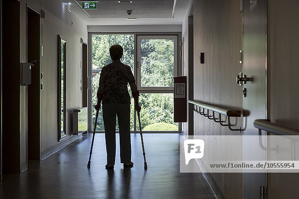 Ältere Frau geht an Krücken  Krankenhaus  Reha  Deutschland  Europa