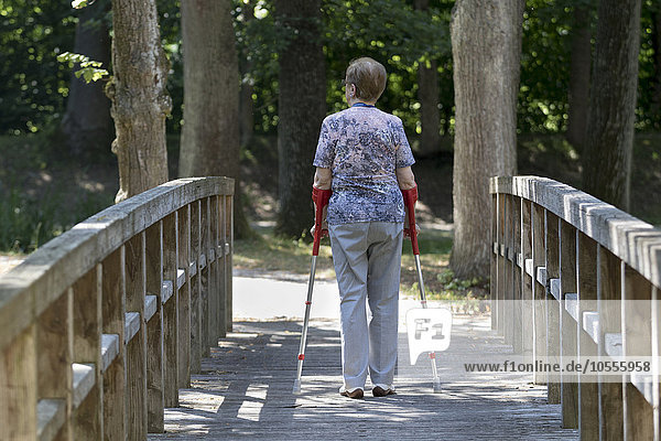 Ältere Frau geht an Krücken  Deutschland  Europa