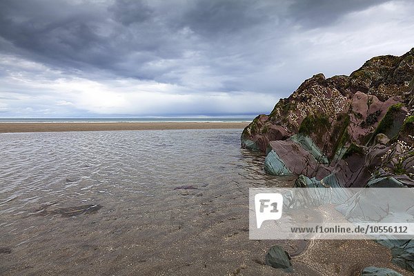 Farbiges Schiefergestein am Strand bei Ebbe Varanger Finnmark Norwegen Europa