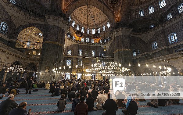Betende Moslems in der Moschee Yeni Cami  Innenansicht  Fatih  Istanbul  Türkei  Asien