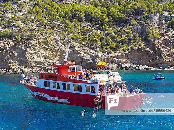 Sightseeing boat on Punta de sa Dent  Andratx  Mallorca  Balearic Islands  Spain  Europe
