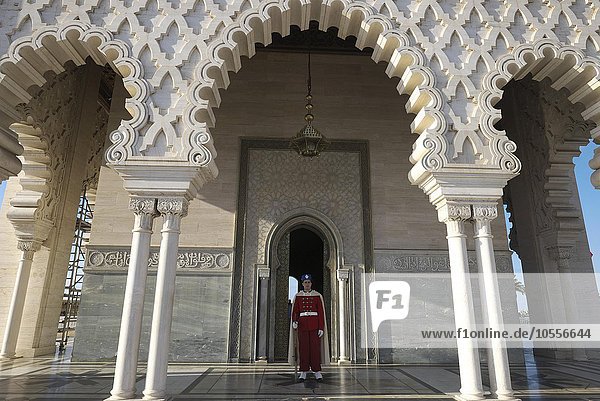 Wachsoldat in altmaghrebinischer Uniform  Mausoleum von Mohammed V.  UNESCO Weltkulturerbe  Rabat  Provinz Rabat  Marokko  Afrika