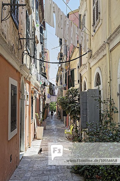 Enge Gasse  Wäsche auf Hängeleine  Altstadt Kerkyra  Korfu Stadt  Unesco Weltkulturerbe  Insel Korfu  Ionische Inseln  Griechenland  Europa