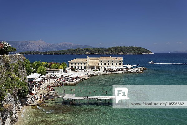 Faliraki Bad mit En Plo Kaffe und Restaurant  Insel Vido  auch Ptichia  Altstadt Kerkyra  Korfu Stadt  Unesco Weltkulturerbe  Insel Korfu  Ionische Inseln  Griechenland  Europa