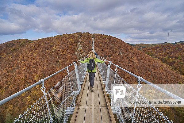 Hängeseilbrücke Geierlay über Mörsdorfer Bachtal  Mörsdorf  Hunsrück  Rheinland-Pfalz  Deutschland  Europa