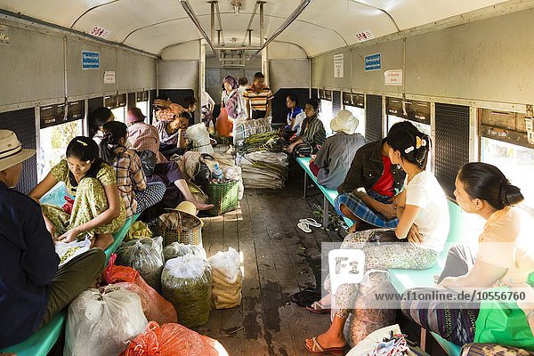 Zugfahrt auf der Circle Line  South Okkalapa  Yangon  Rangen  Myanmar  Asien