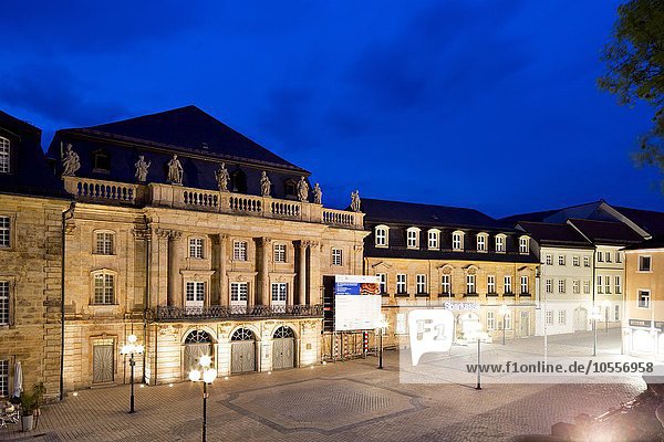 Markgräfliches Opernhaus von 1748 bei Dämmerung  UNESCO-Weltkulturerbe  Bayreuth  Oberfranken  Bayern  Deutschland  Europa