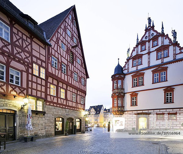 Fachwerkhäuser am Marktplatz und Stadthaus  Dämmerung  Coburg  Oberfranken  Bayern  Deutschland  Europa