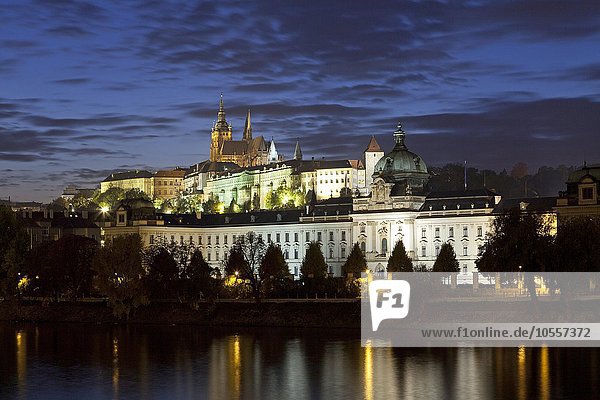 Prager Burg bei Nacht  Moldau  Prag  Tschechien  Europa
