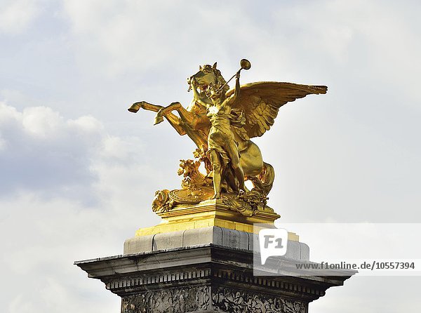 Bronzestatue Pegasus auf Säule an Brücke Alexandre III  Paris  Ile de France  Frankreich  Europa