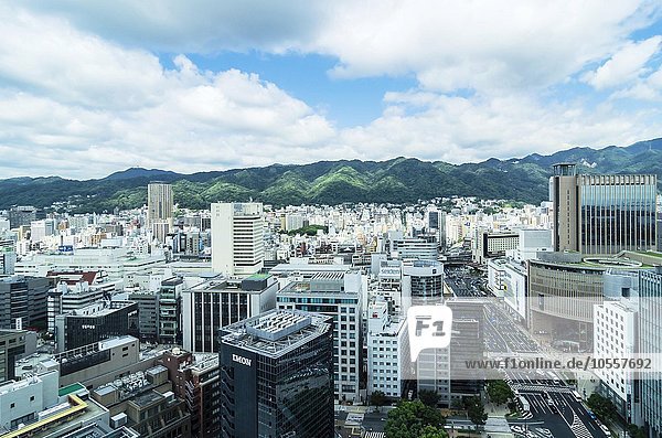 Ausblick von oben auf die Stadt vor the local mountain Rokko  Kobe  Insel Honshu  Japan  Asien