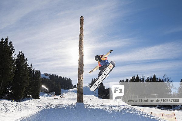 Jugendlicher Snowboarder springt in einem Funpark Muttereralmpark  Mutters  Tirol  ?sterreich