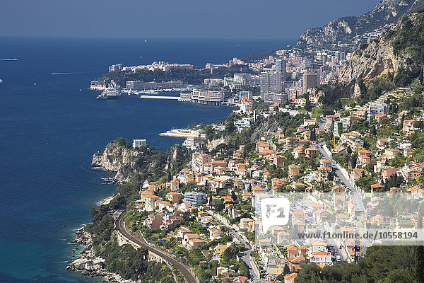 Luftaufnahme des Stadtbilds von Monaco über dem Meer  Monte Carlo  Fürstentum Monaco