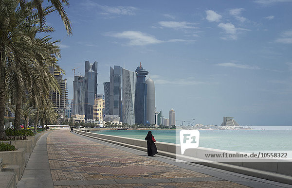 Frau beim Spaziergang am Hafen von Doha  Doha  Katar