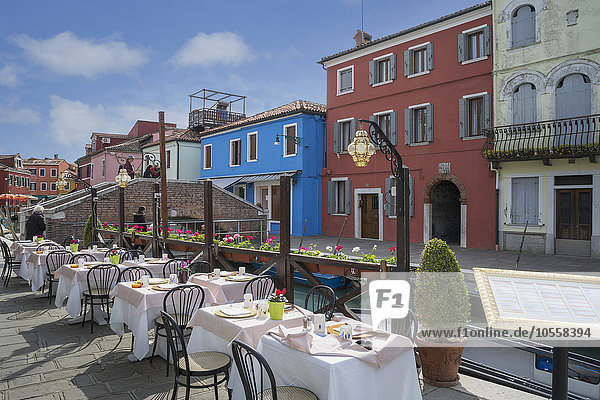 Straßencafé mit Blick auf den Kanal von Venedig Burano  Venetien  Italien