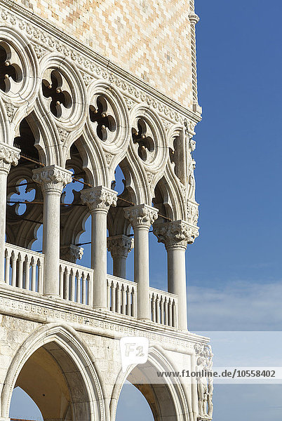 Verschnörkelte Architektur unter blauem Himmel  Venedig  Venetien  Italien