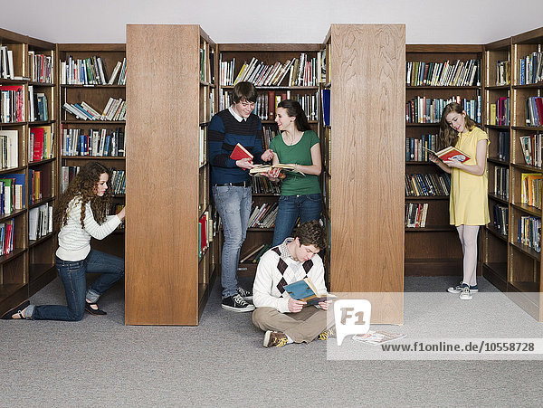 Studenten lesen Bücher in der Bibliothek