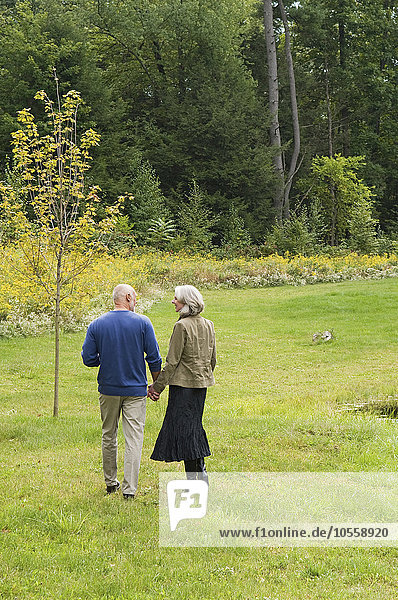 Älteres Paar geht im Park spazieren