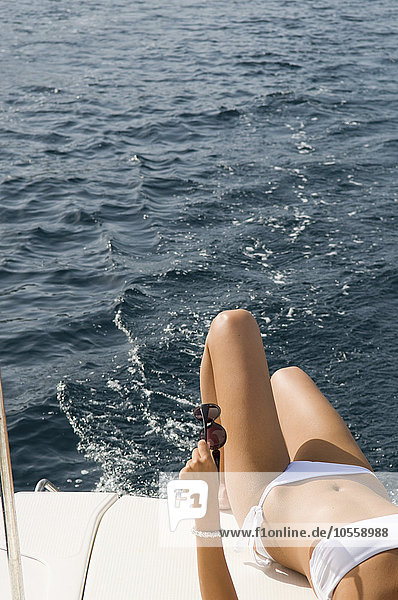 Frau im Bikini auf dem Bootsdeck