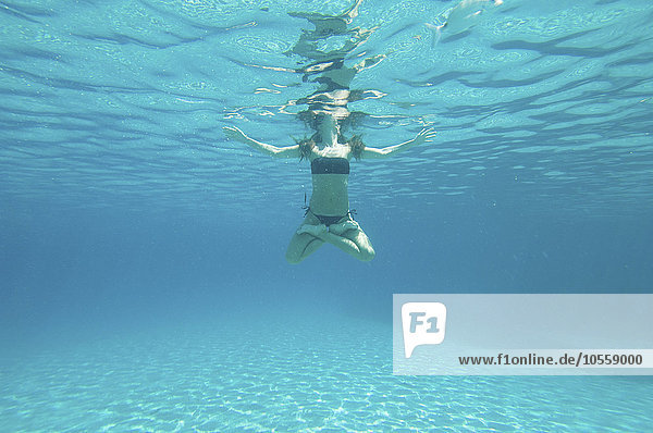 Unterwasseransicht einer im Meer schwimmenden Frau