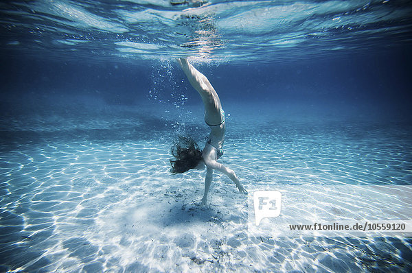 Unterwasseransicht einer im Meer schwimmenden Frau