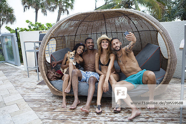Freunde nehmen Selfie mit Handy in Cabana