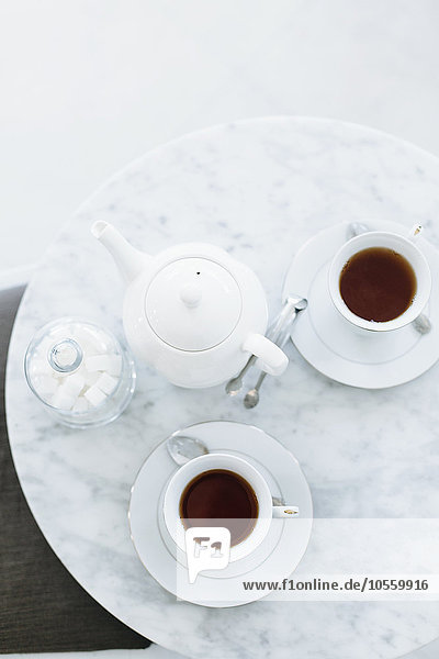 Hohe Winkelansicht von Kaffeetassen auf dem Tisch
