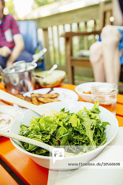 Nahaufnahme einer Schüssel mit Salat auf dem Mittagstisch
