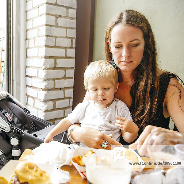Sohn Restaurant essen essend isst Mutter - Mensch