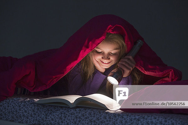 Europäer Decke Nacht unterhalb Mädchen vorlesen