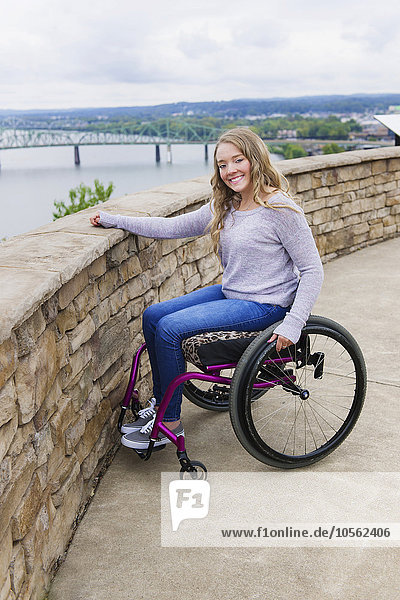 Kaukasisches behindertes Mädchen im Rollstuhl mit Blick auf die Stadtlandschaft von Columbus  Ohio  Vereinigte Staaten