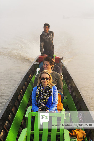 Touristen fahren im Kanu auf einem ländlichen See