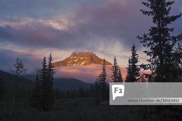 Berg und Wolken in abgelegener Landschaft