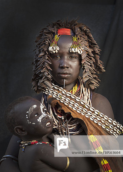Schwarze Mutter und Tochter tragen traditionellen Schmuck