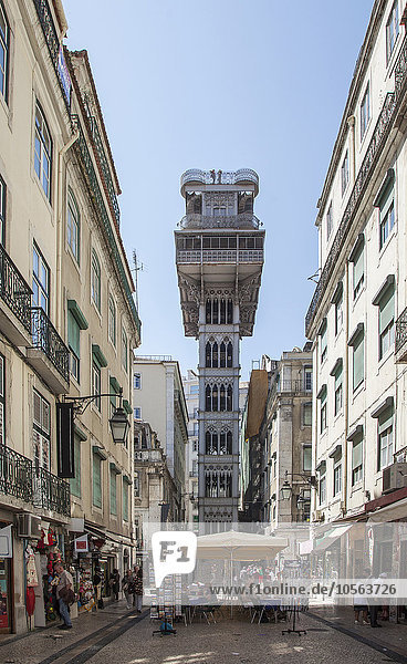 Turm und Wohngebäude über der Straße von Lissabon  Extremadura  Portugal