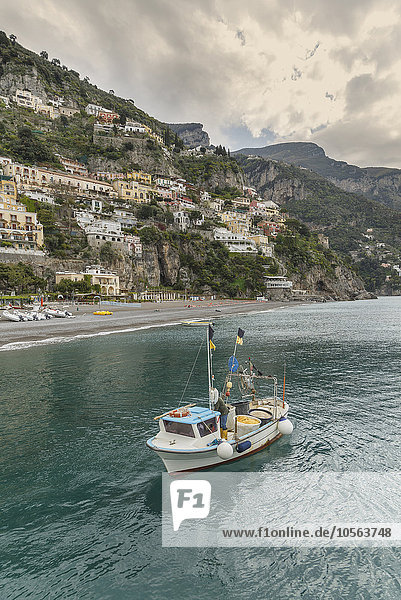 Bootsfahrt in der Nähe der Stadt Positano  Amalfi-Halbinsel  Italien