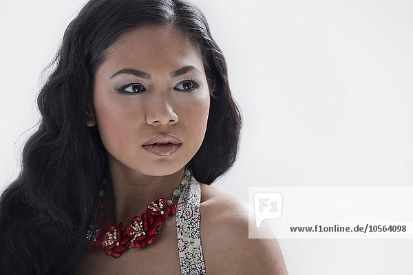 Asiatische Frau mit Blumenkette