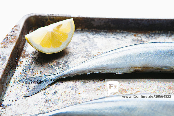 Nahaufnahme von Zitrone und Fisch auf dem Backblech