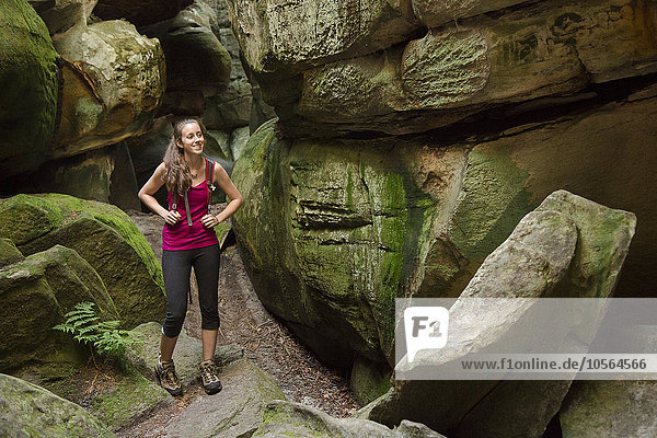 Kaukasische Frau erkundet Höhle