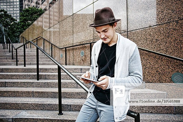 Kaukasischer Geschäftsmann mit digitalem Tablet