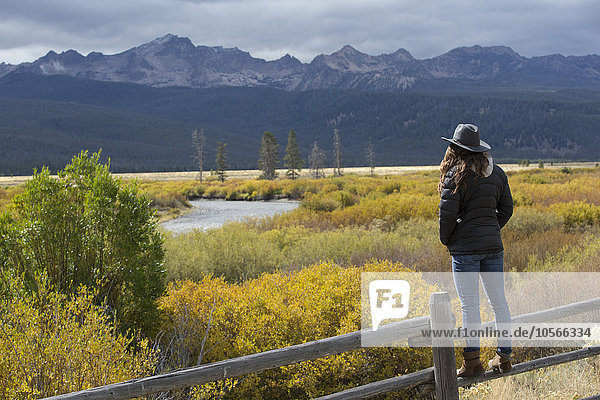 Kaukasische Frau bewundert Sawtooth Range  Stanley  Idaho  Vereinigte Staaten