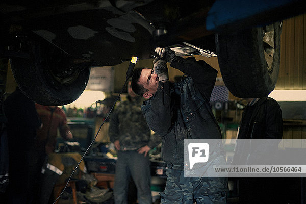 Kaukasischer Mechaniker repariert Auto