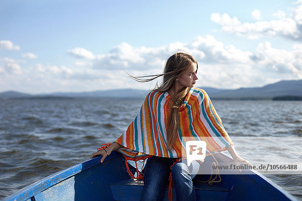 Kaukasisches Teenager-Mädchen im Kanu auf einem See