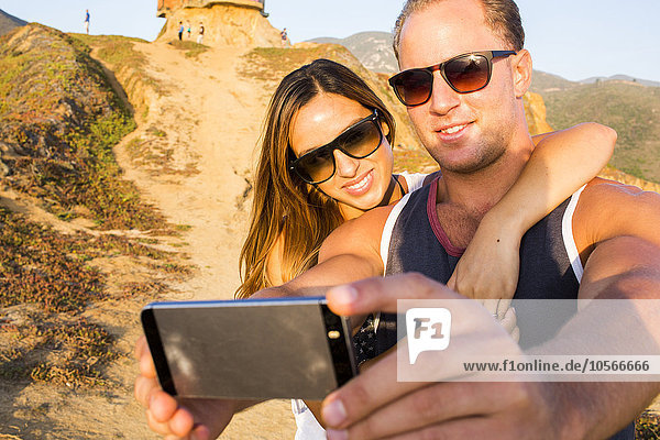 Kaukasisches Paar macht Selfie
