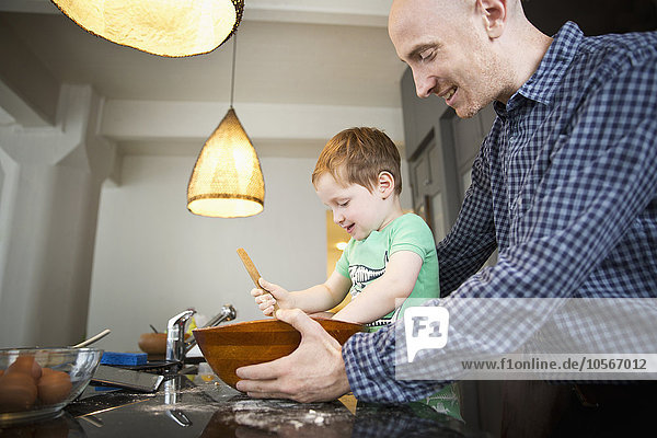 Vater bringt Sohn in der Küche das Kochen bei