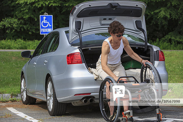 Behindertensport Europäer Frau Auto abladen Rollstuhl