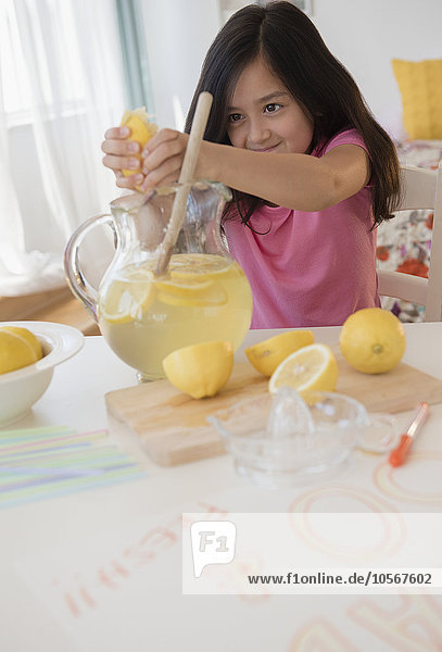 drücken Zitrone Mädchen Limonade