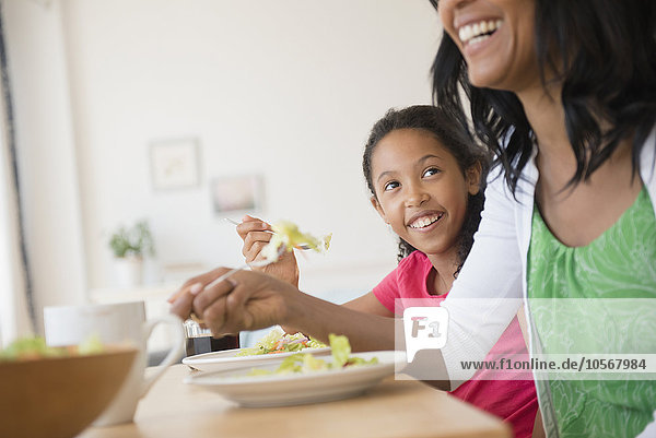 Salat Tochter essen essend isst Mutter - Mensch